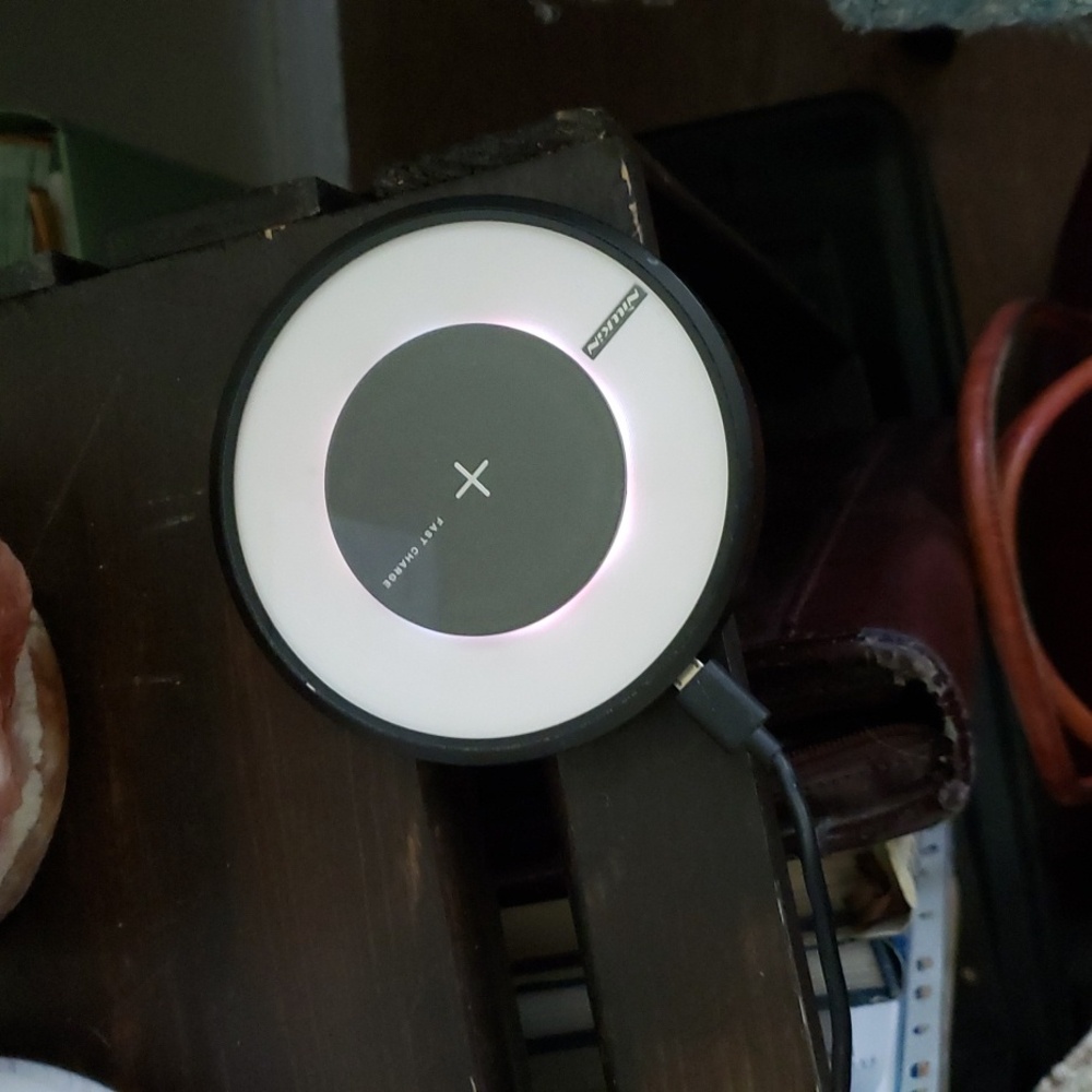 Wireless phone charger